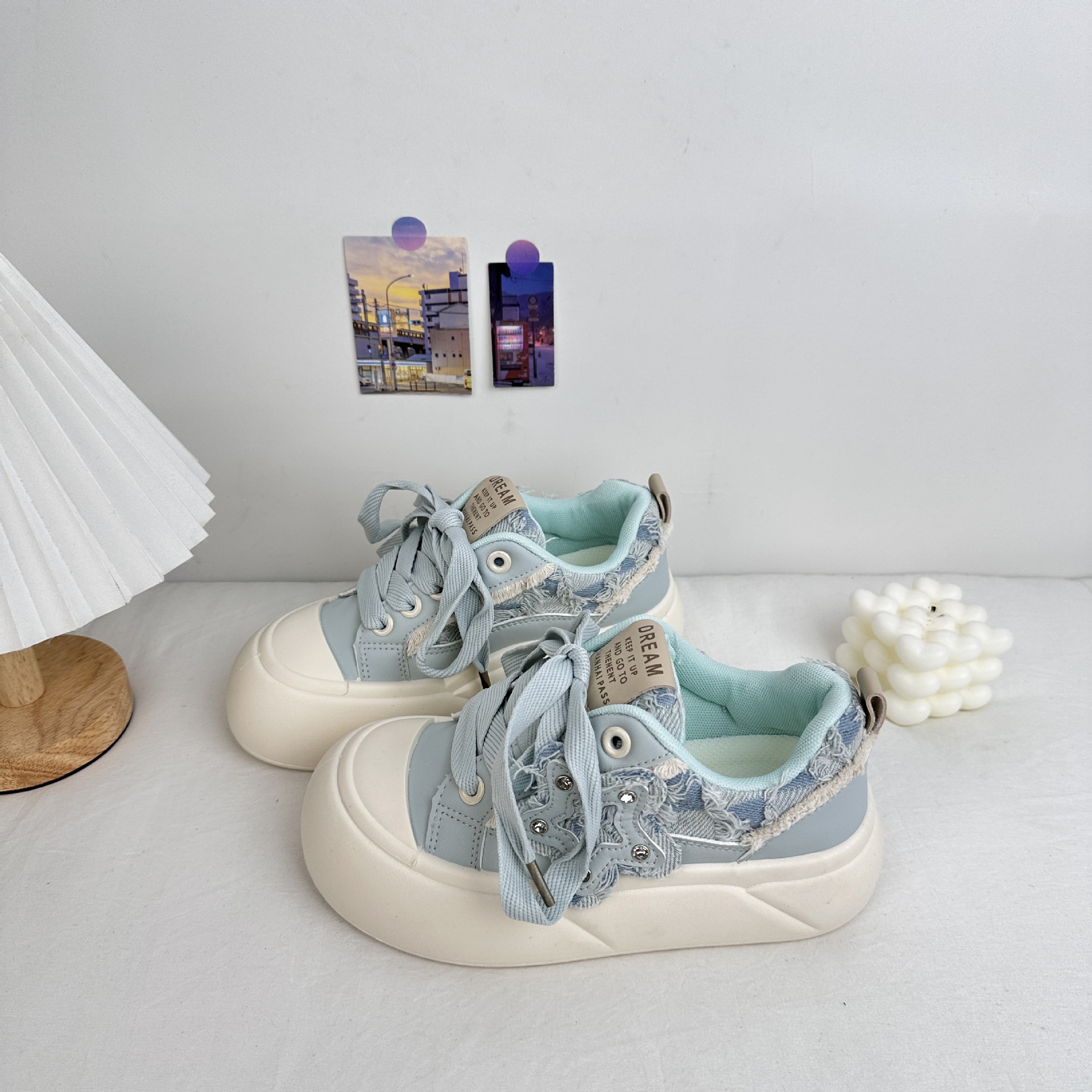 Yuanbo 2025 primavera nuevo estilo estudiante suela gruesa zapatos de tabla de cabeza grande zapatos de lona para mujer zapatos casuales de todo fósforo para el cabello