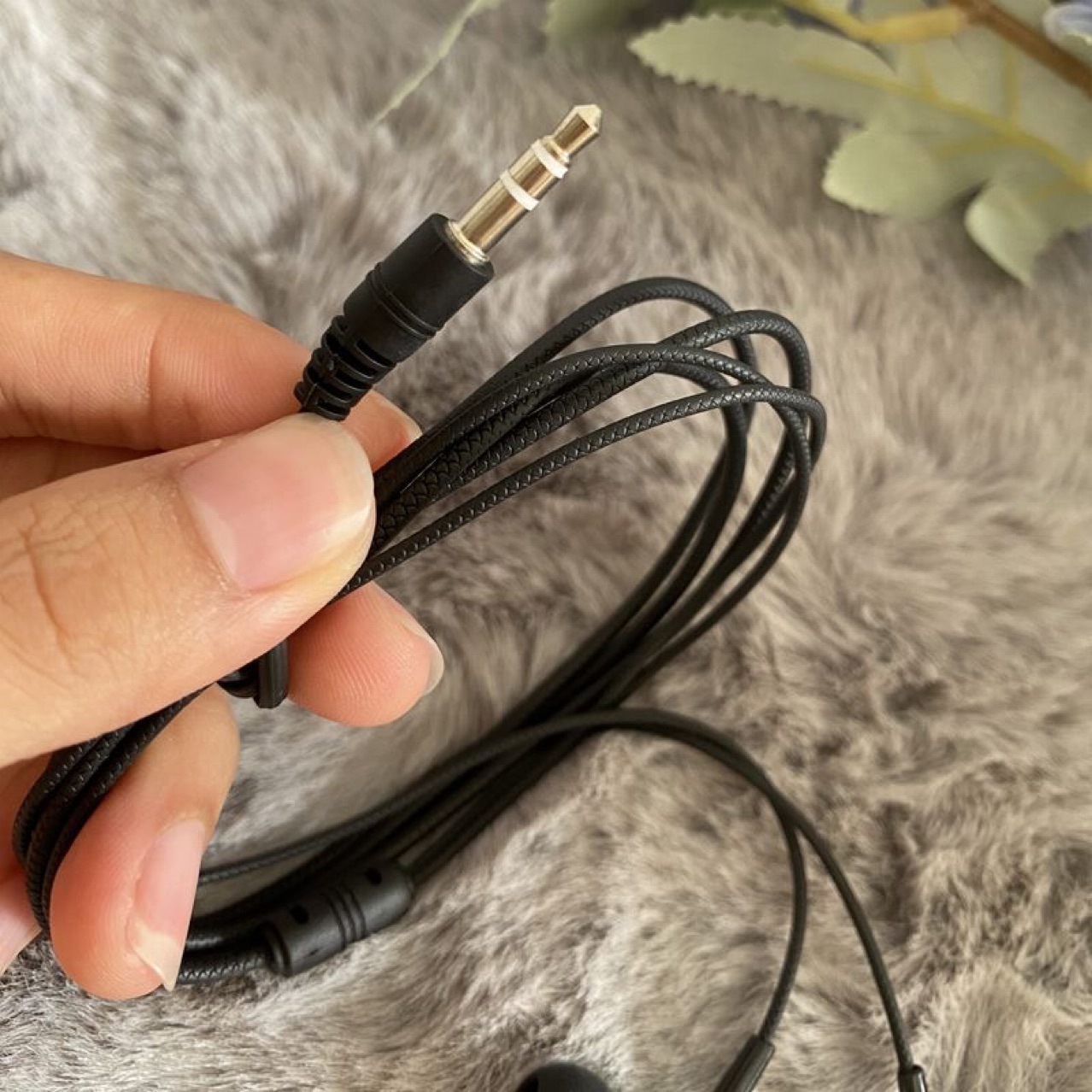 Fábrica de auriculares de radio al por mayor tipo de control de cable en los oídos auriculares de teléfono móvil Android universal para auriculares de Apple en stock