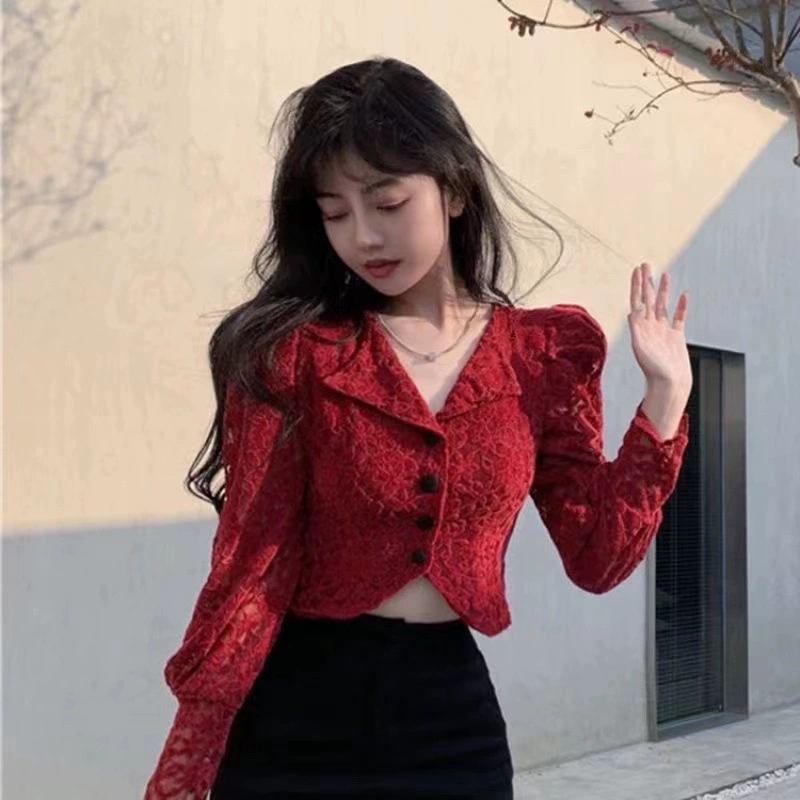 Шикарная маленькая рубашка в западном стиле, Женская осенне-зимняя полая красная кружевная рубашка с V-образным вырезом, облегающий короткий топ во французском стиле с объемными рукавами на талии