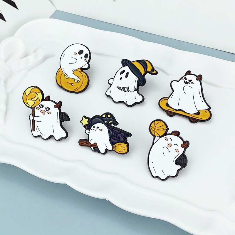 欧米の新型アニメアクセサリーハロウィーンかわいい幽霊カボチャスケートボードの魔法使いの帽子の形の漆の合金のブローチ|undefined