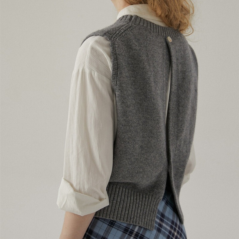 French New Vintage Round Neck Twist Knitted Vest Spring and Autumn Stacked Short Sleeveless Vest Sweater Women's Top French New Vintage Round Neck Twist Knitted Vest Spring and Autumn Stacked Short Sleeveless Vest Sweater Women's Top