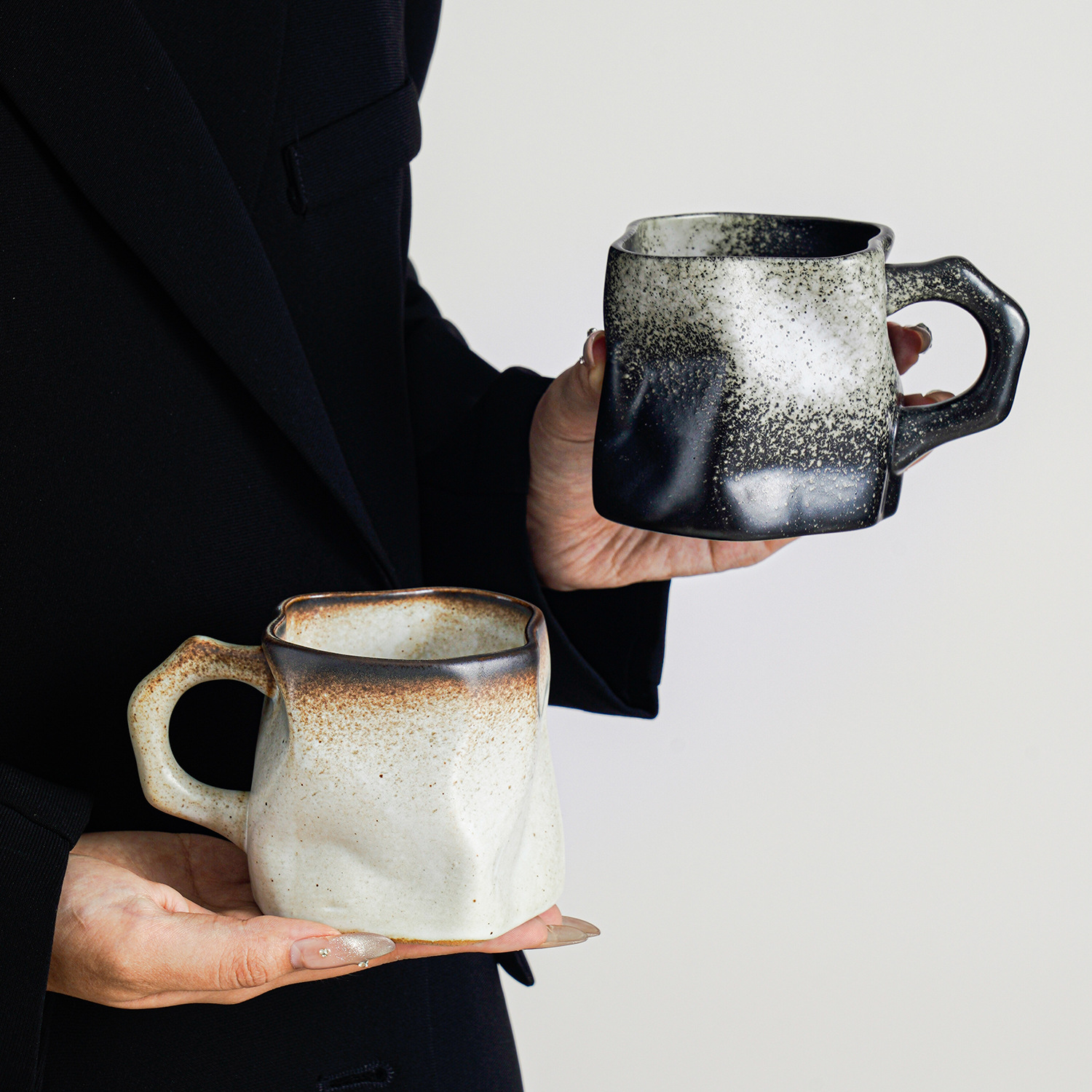 Taza de forma especial de cambio de horno, taza pellizcada a mano, taza de agua de café con leche de alta calidad de cerámica, taza de té de café de oficina, regalo pequeño