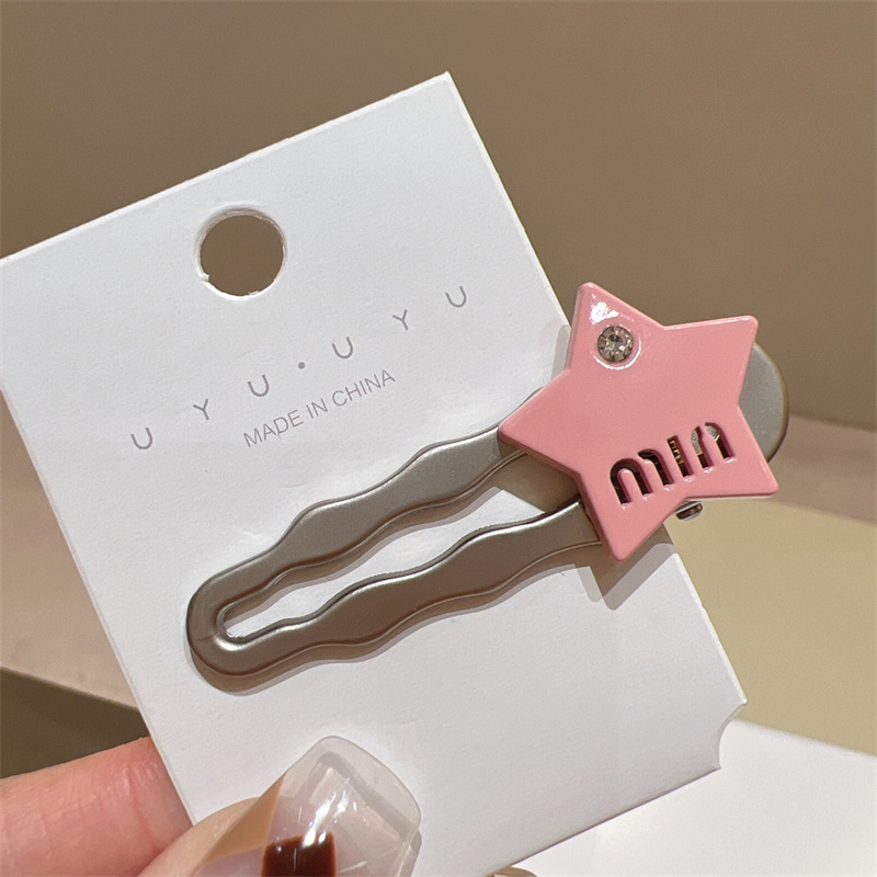 De metal de una sola palabra pico horquilla accesorios para el cabello femenino de alto grado estilo Chanel miumiu carta horquilla ins estilo clip lateral