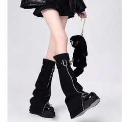 黒いギャルの広足の靴下の女性y 2kギャルはやせているファスナーの設計jkの皮のボタンの山の靴のカバーのデニムの足のカバーを現します。