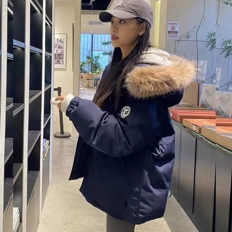 Популярная европейская парка 2025 года, новая пуховая куртка для женщин, короткое хлопковое пальто в корейском стиле с большим меховым воротником, утепленная куртка для женщин