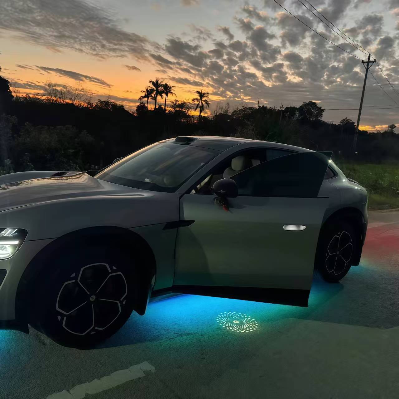 Aplicable a la lámpara de bienvenida Xiaomi SU7 su7Pro / MAX lámpara láser de proyección de puerta lámpara de suelo de atmósfera lámpara de automóvil