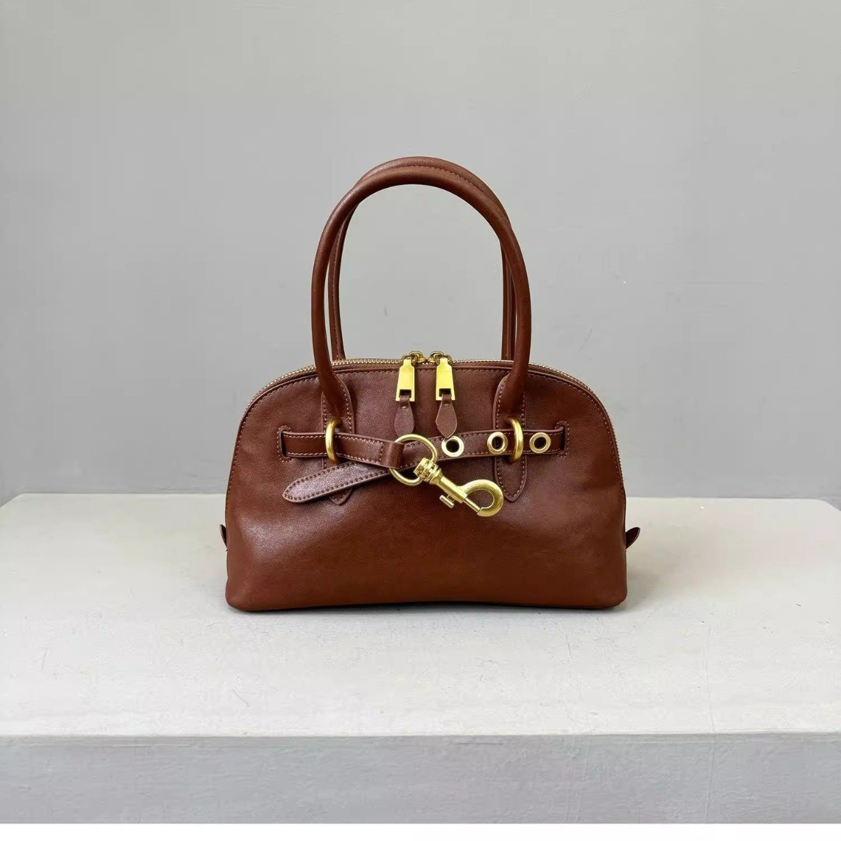 Aventure bolso de concha italiano mujer 2024 nuevo bolso de bolos retro miu bolso de mensajero portátil de cuero
