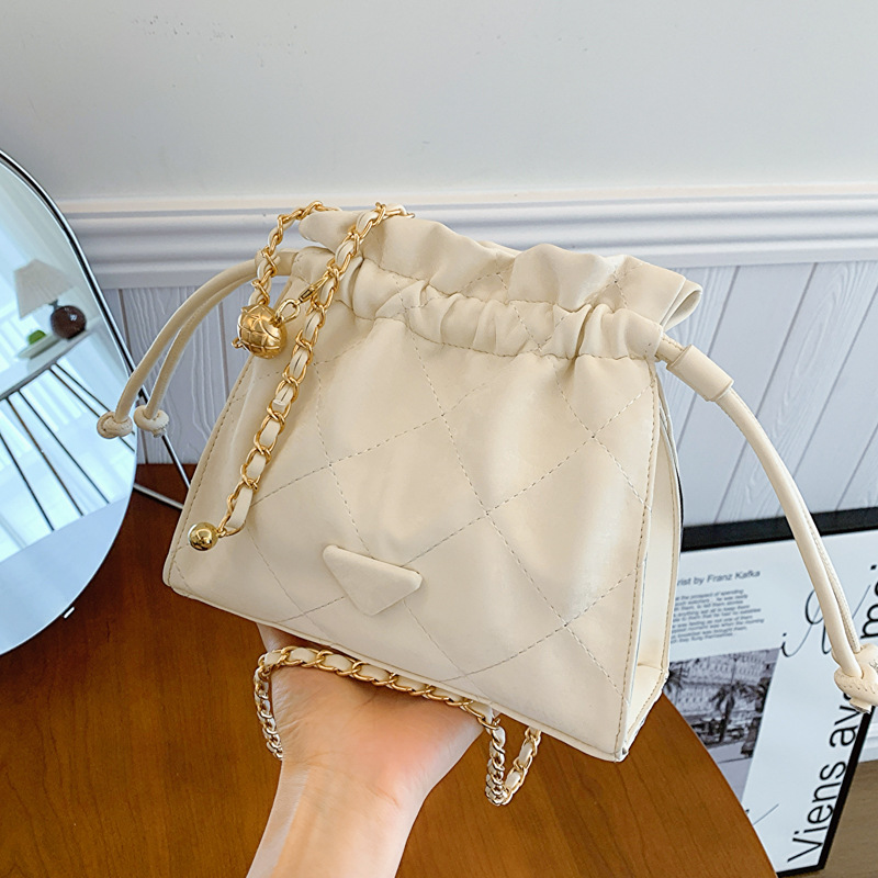 Este año, la moda de diamante con bolso de cubo de agua para mujeres 2024 nuevo estilo estilo