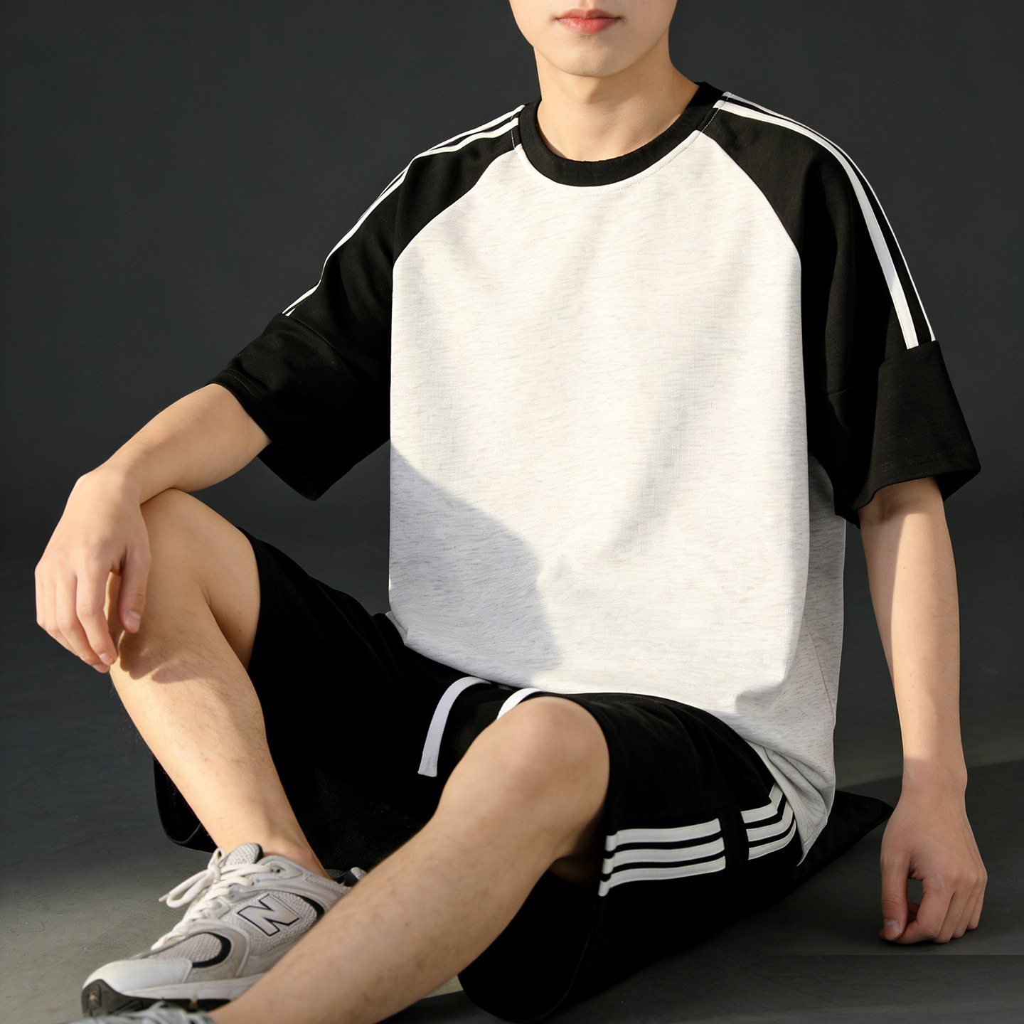 Trajes deportivos casuales para hombres de verano, camisetas de manga corta de tres barras, pantalones cortos de moda para hombres con un guapo traje de tamaño grande. image 1