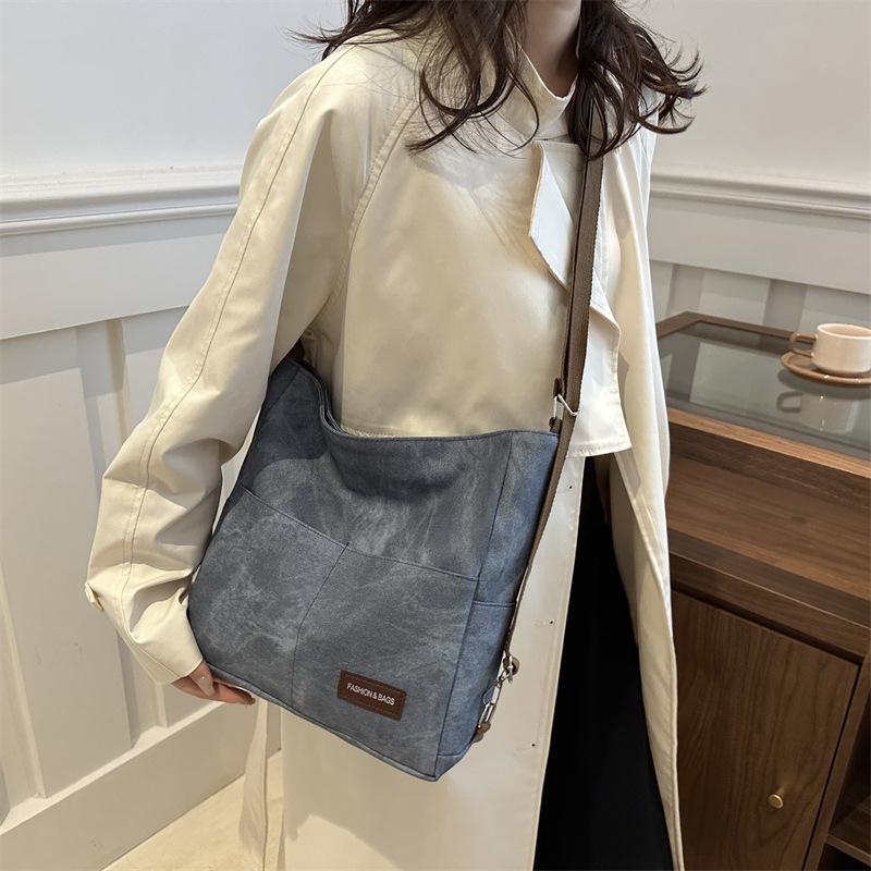 2024 otoño y invierno tendencia de nicho nuevo tipo de mochila de hombro para mujeres moda casual versátil mochila de viaje casual