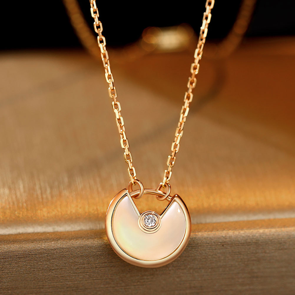 Designer Style Amulet Necklace with White Fritillaria, Red and Black Agate Round Pendant, Collar Chain Necklace_voghion.com