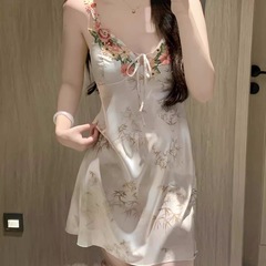 中国風花サスペンダーアイスシルクナイトガウン女性の夏 2025 新しいハイエンドパジャマ胸パッド付きホームウェア