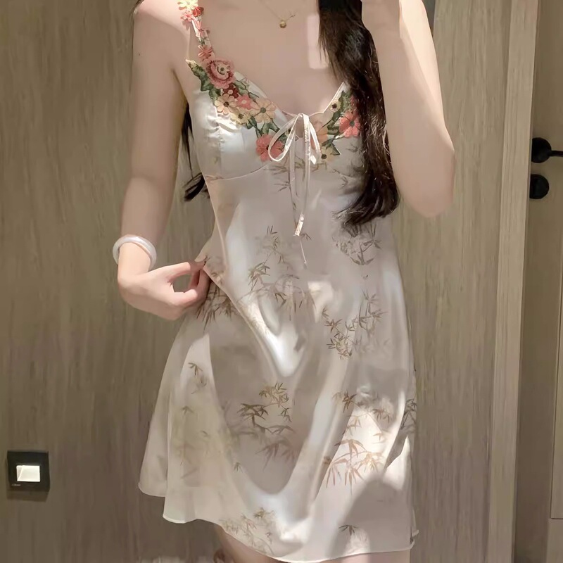 中国風花サスペンダーアイスシルクナイトガウン女性の夏 2025 新しいハイエンドパジャマ胸パッド付きホームウェア|undefined