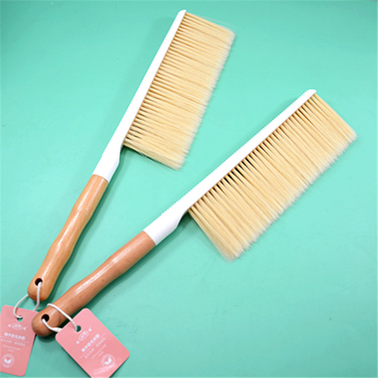 Yiwu Riqi Department Store wholesale bed brush wood handle sweep the…