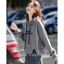 甜酷秋新款甜美休闲百搭卫衣连帽加绒印花透气潮流下摆开叉上衣女