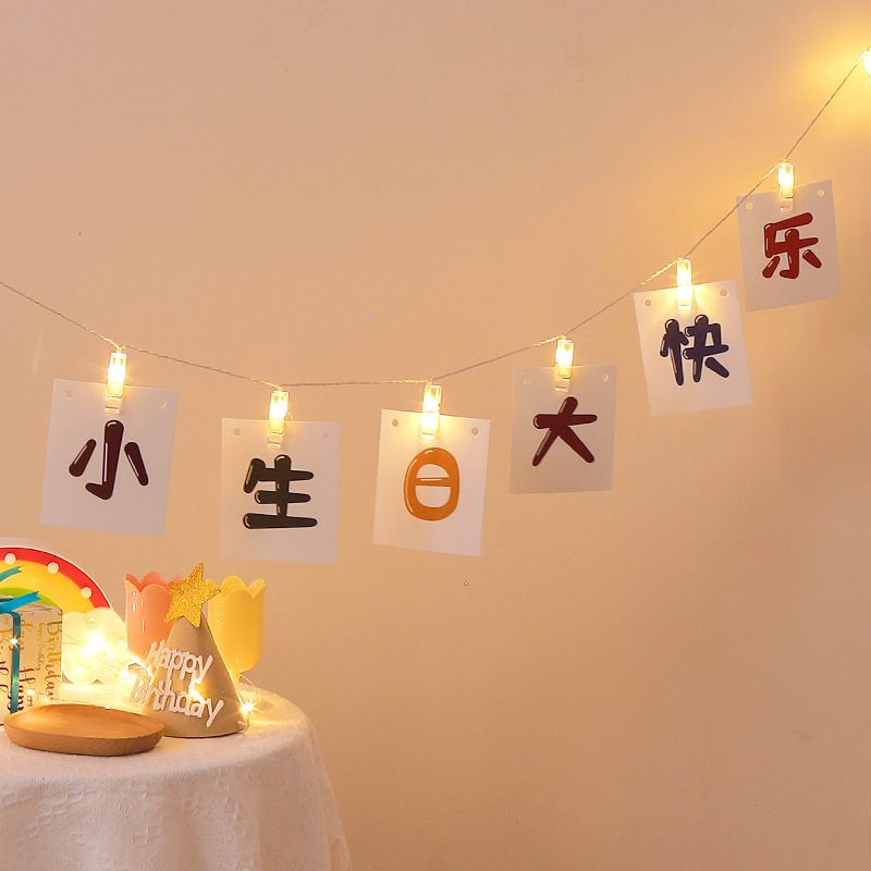 Dekorationen für den ersten Kindergeburtstag: Leuchtclips, Lichterketten, Hintergrundbanner, Überraschungsszene_voghion.com