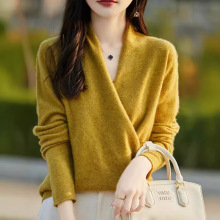高级感交叉领2025新款上衣设计感女款羊毛衫女100纯羊毛短款毛衣