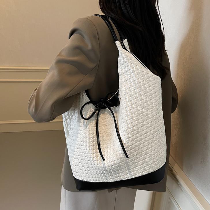 Bolsa de brazo coreana para mujeres 2024 nueva bolsa de hombro de gran capacidad versátil otoño y invierno bolsa de viaje super caliente