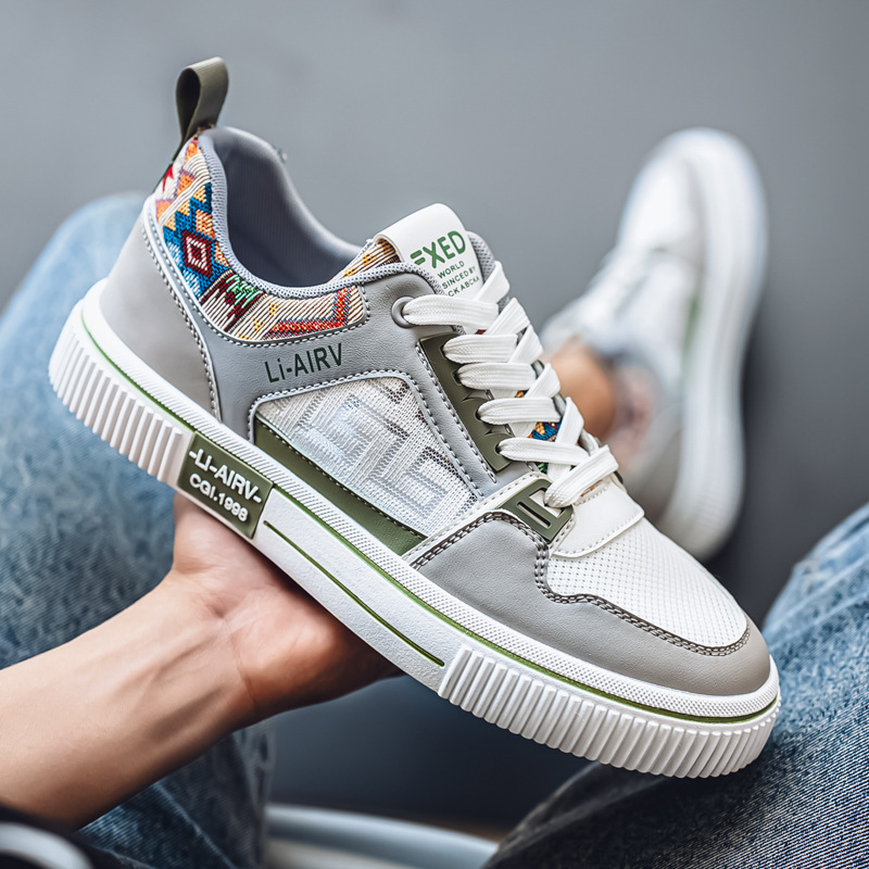 Comercio exterior transfronterizo zapatos de hombre verano 2025 nuevo estilo malla deportes ocio pequeñas zapatillas blancas estudiantes de secundaria zapatos de moda al por mayor