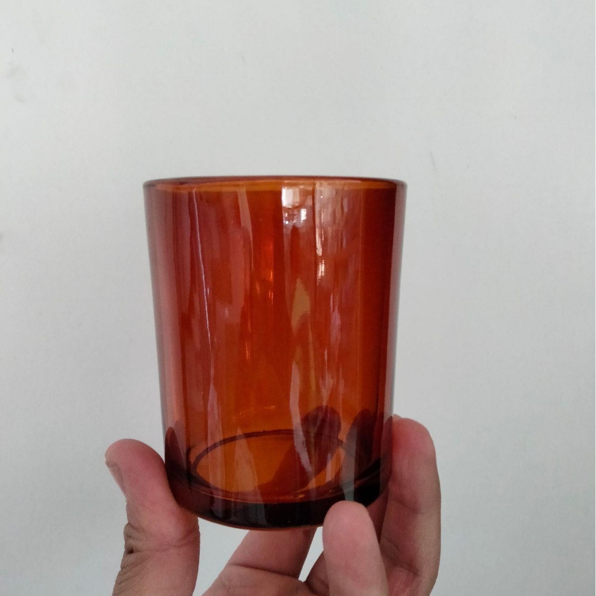 Venta al por mayor taza de vela tarro de vidrio color esmerilado recipiente de vidrio aromaterapia taza vacía con tapa dormitorio romántico candelabro logo