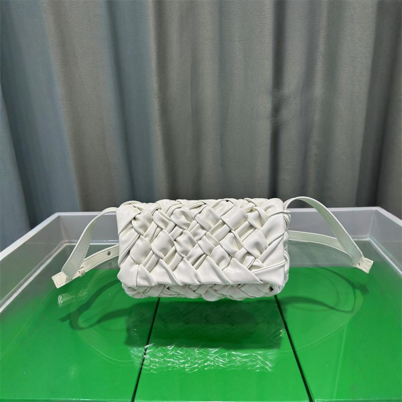 국경 2024 새로운 스몰 사이즈 MESSERMAN 가방 짠 속옷 가방 가죽 여성 가방 빛 럭셔리 유행 어깨 가방