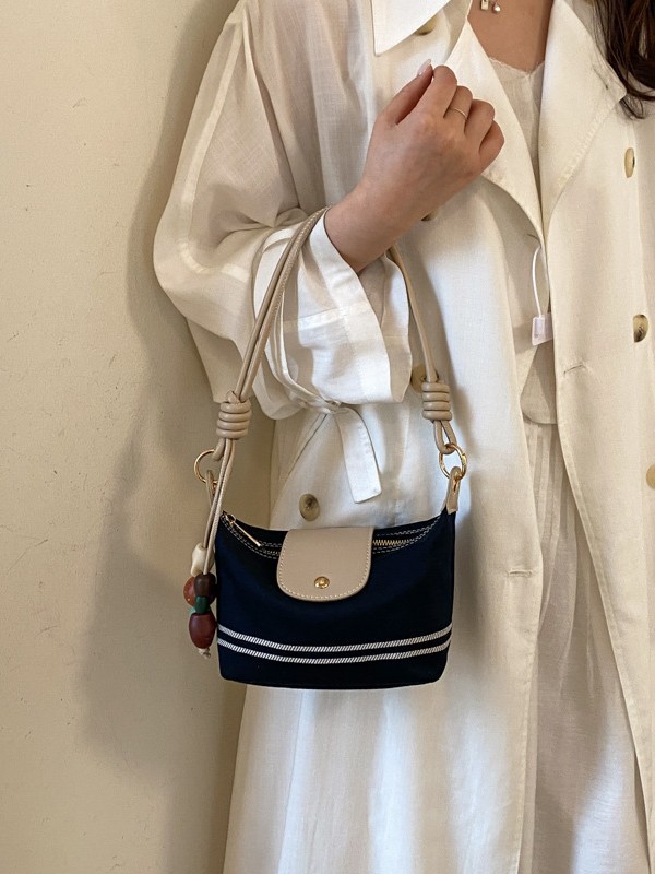 2026 nuevo nicho minimalista tela estriada bolsas de bolsillo de mano bolsas de brazo de alta calidad bolsas de hombro ligeras