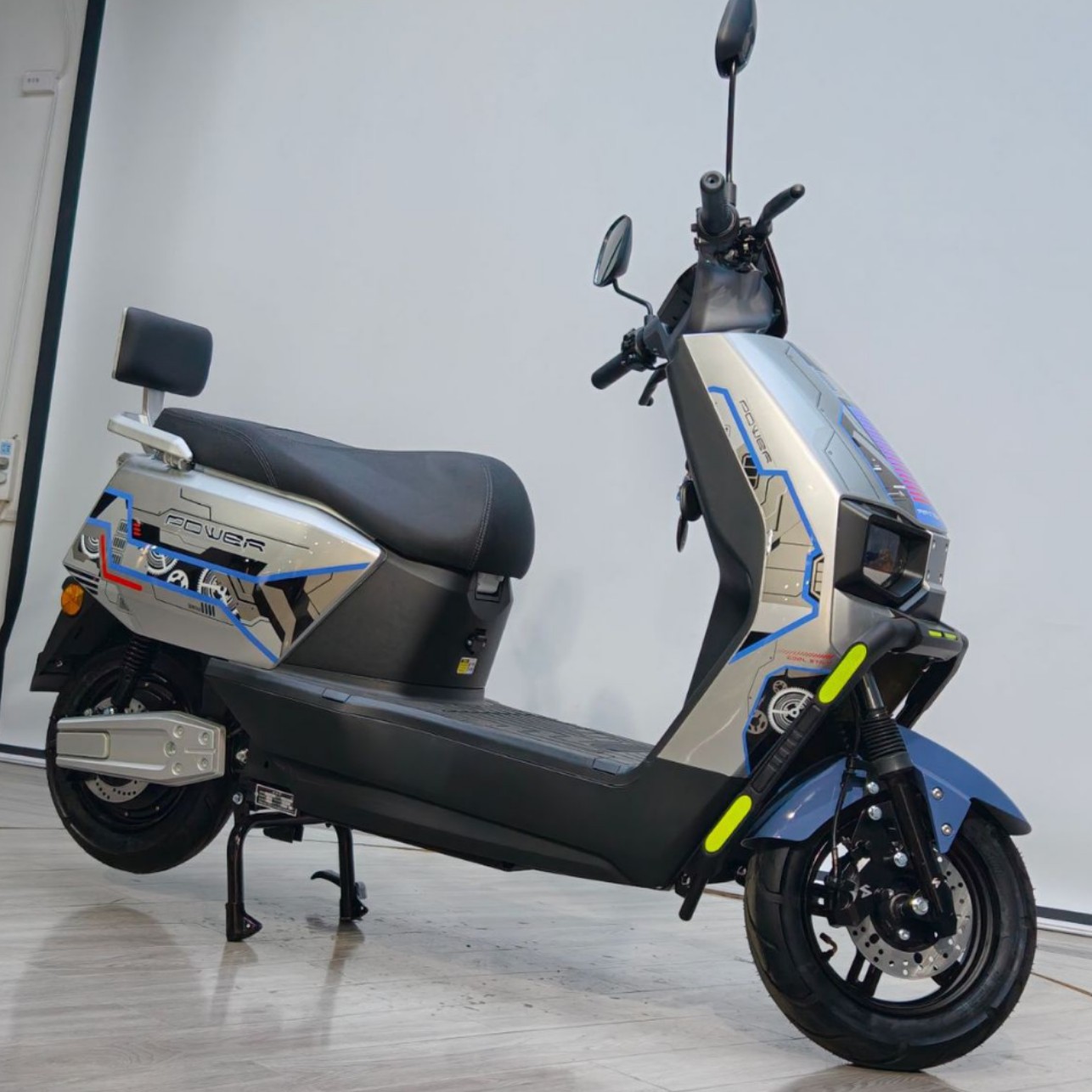 Foreign Trade Export Cangqiong Electric Motorcycle, Commuter Electric Scooter, Electric Scooter with Long Range and High Power