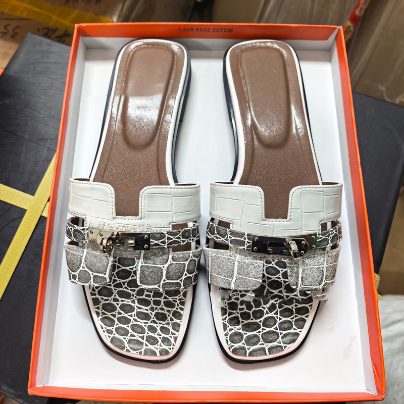 2026 Summer New Style Genuine Leather Metal Buckle Flip-Flops for Women to Wear Casually on the Beach and on Vacation