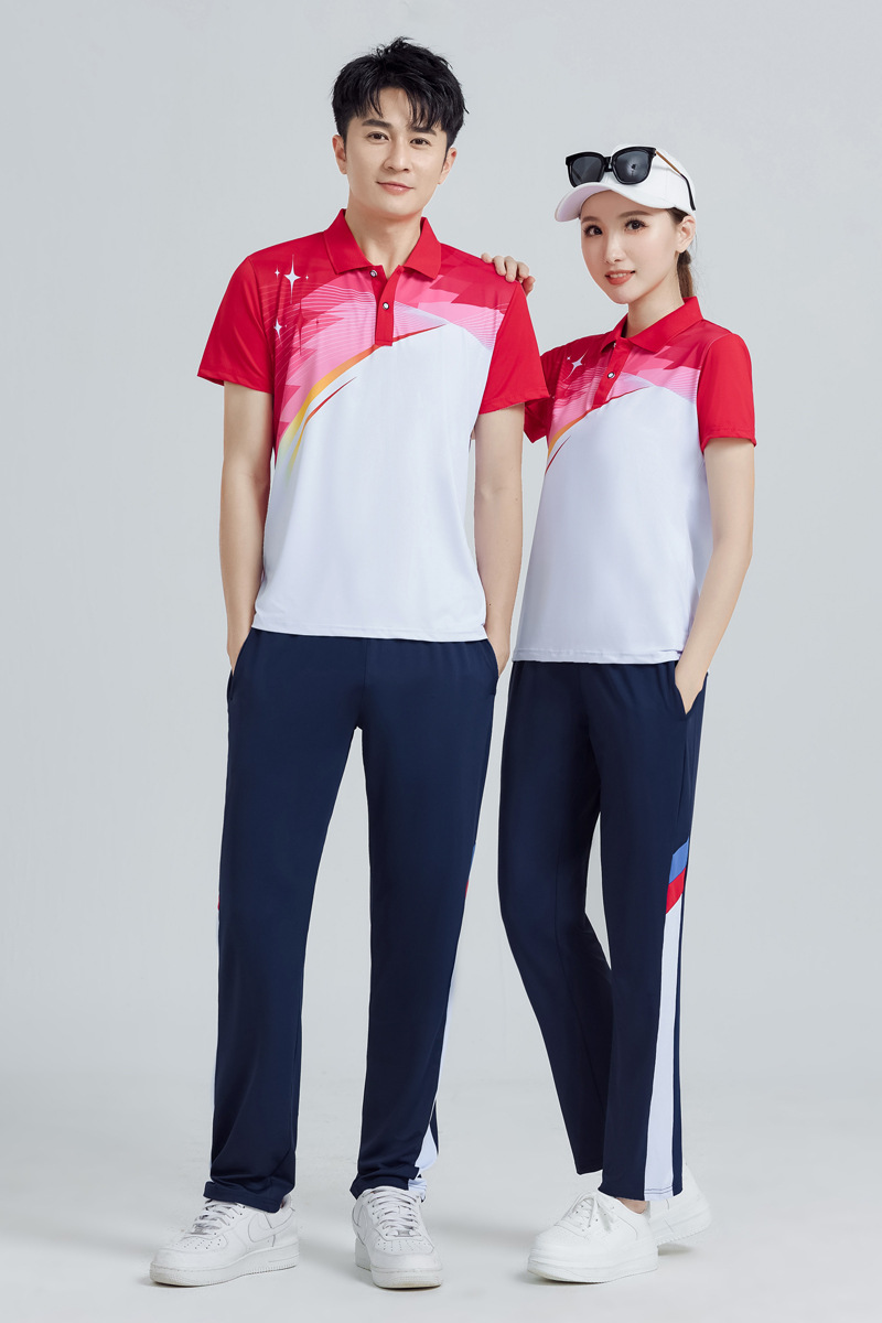 Camiseta roja con pantalones azules oscuros 666