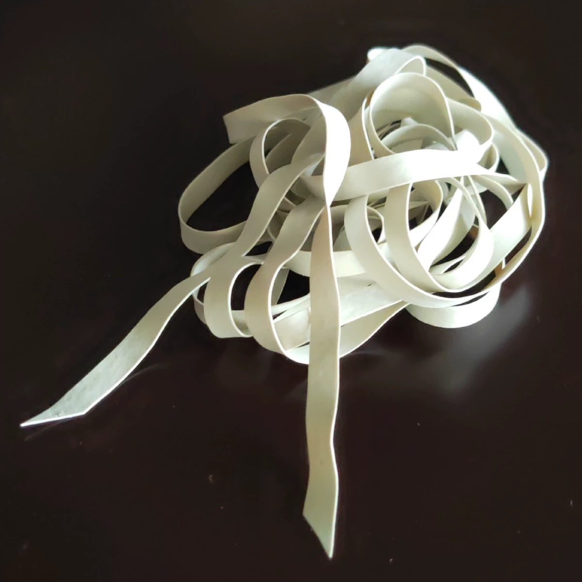 В продаже доступны резинки из натурального каучука, резинки, толстые высокоэластичные резинки, тонкие защитные изделия и т. д. в средних и недорогих популярных продуктах.