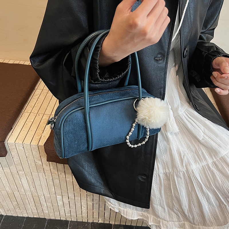 2025 otoño y invierno texturas de seda de moda retro bolso de bolos de estilo exterior de color puro bolso de viento