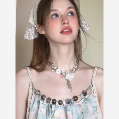 「ベゴニアは眠らない」デザイン感のある甘い花のネックレスの鎖の女性