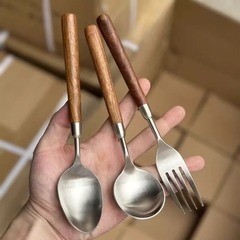 ステンレスの木の柄の食器の洋食ナイフの高級感は胡桃の木のスプーンをまねてスープを飲んでステーキのフォークのセットを食べます。
