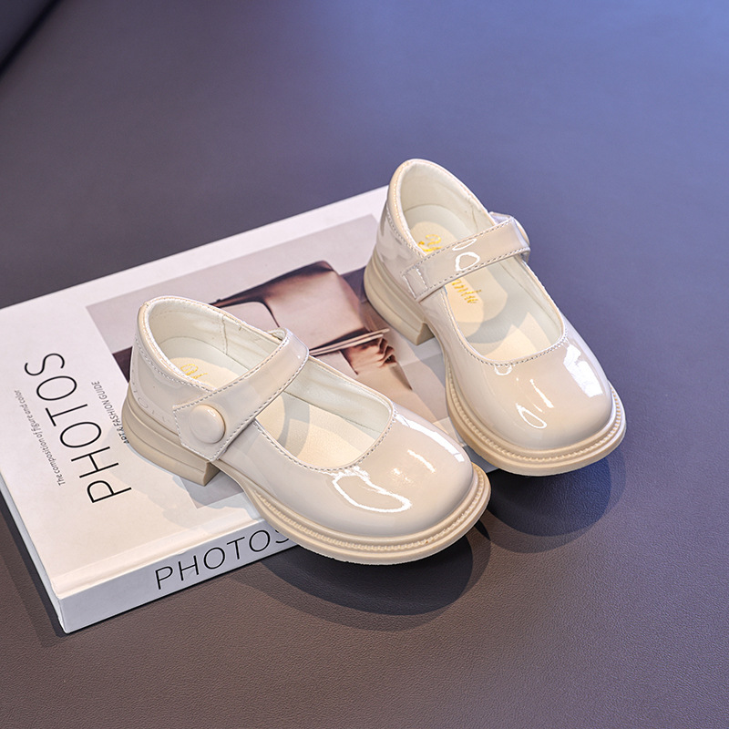 Zapatos de princesa de niñas 2026 nueva moda versátil con suela suave zapatos de cuero pequeños zapatos de rendimiento cómodos para niños grandes