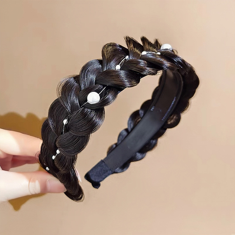 かつらのカチューシャを広げて、六つのつまみを厚くします。|undefined
