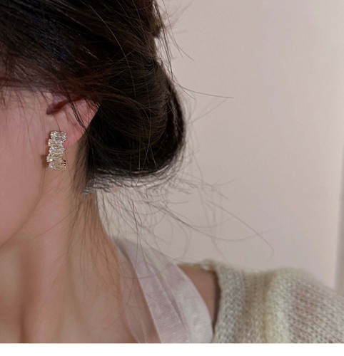 High-end sense of exquisite zirconium curved earrings for women, 2024 new fashion trendy versatile temperament delicate earrings