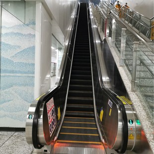 ���Sֱ���̈��Ƶ�C����܇վ���F�Ԅ����е��Ԅӷ���escalator