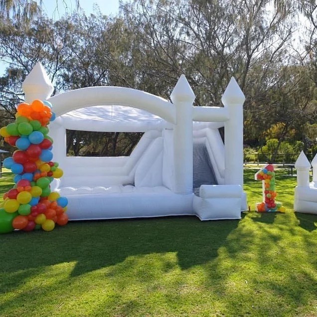 Castillo de bodas, castillo hinchable, parque infantil, trampolín grande al aire libre, tobogán, piscina, castillo travieso, equipo de entretenimiento image 1