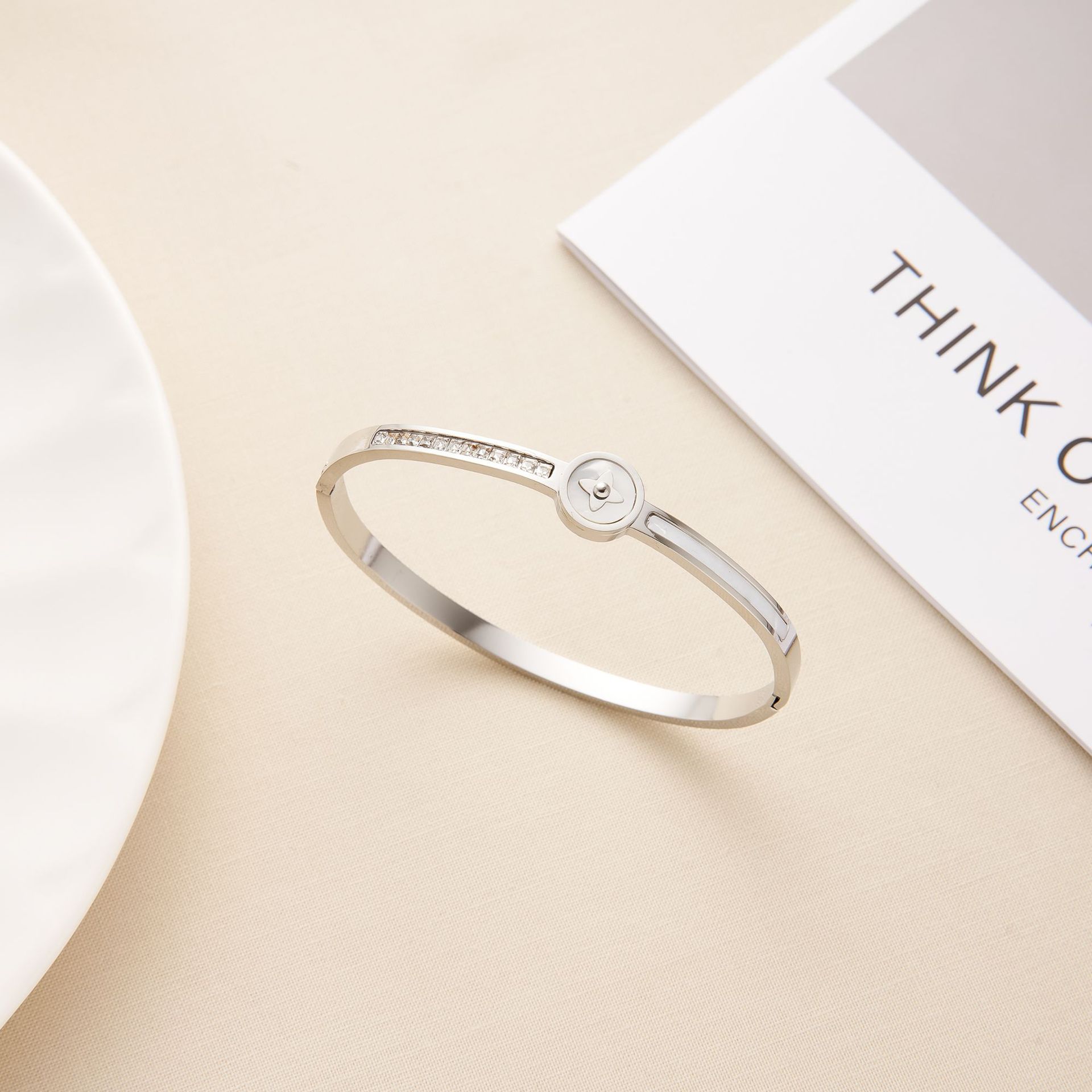 Fabricantes al por mayor de moda de acero inoxidable hebilla de trébol de cuatro hojas pulsera circón femenino Baibei ins personalidad no se desvanece nuevo estilo