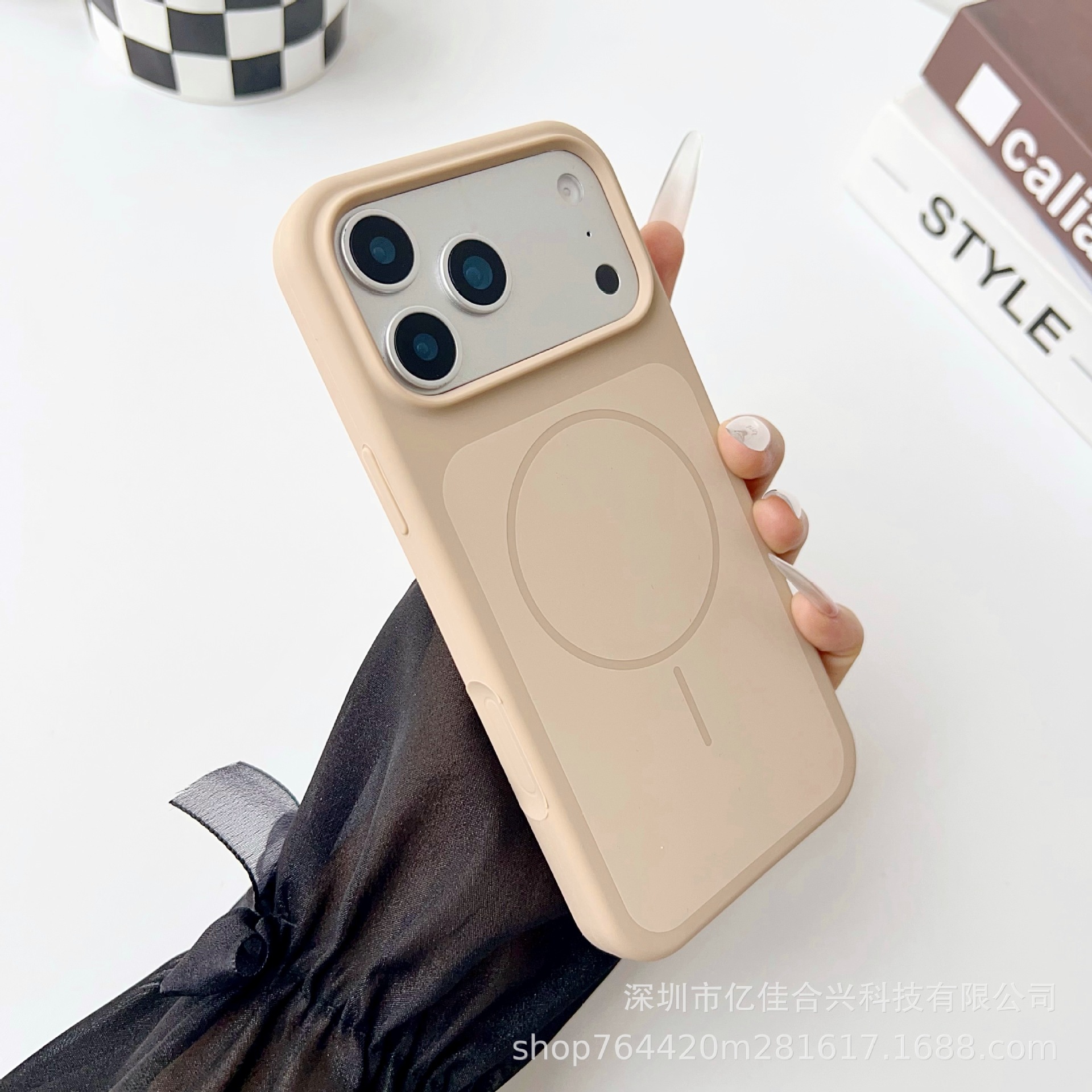 Magnético líquido de dos colores de gran agujero para iPhone17 ProMax 16 segundos de cambio 17 caso anti-caída 13
