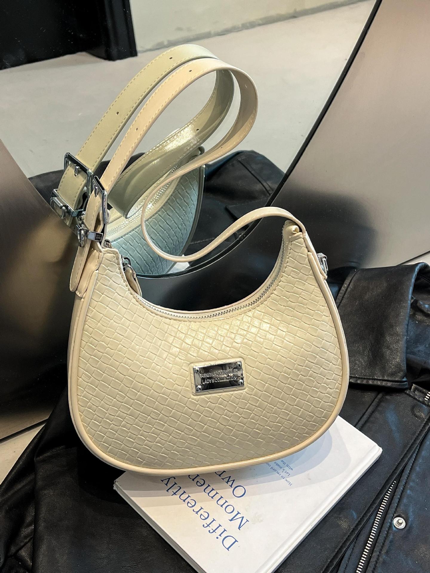 Bolsos de axila populares de verano para mujer 2025 comercio exterior nuevo estilo nicho todo-fósforo bolso de hombro de alta gama nicho bolsa de media luna