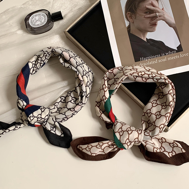 Pequeña toalla cuadrada bufandas de seda para mujeres 2025 nuevo paquete coreano de pañuelo de seda bufandas de cuello bufandas al por mayor