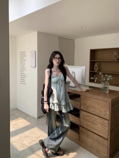 �m���¿�p�g���{ɫ�����B��ȹŮ�b�ļ��e���@�ݻ�߅A�ֶ�ȹ