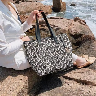 Capacious shoulder bag, one-shoulder bag for leisure, 2023, Korean style