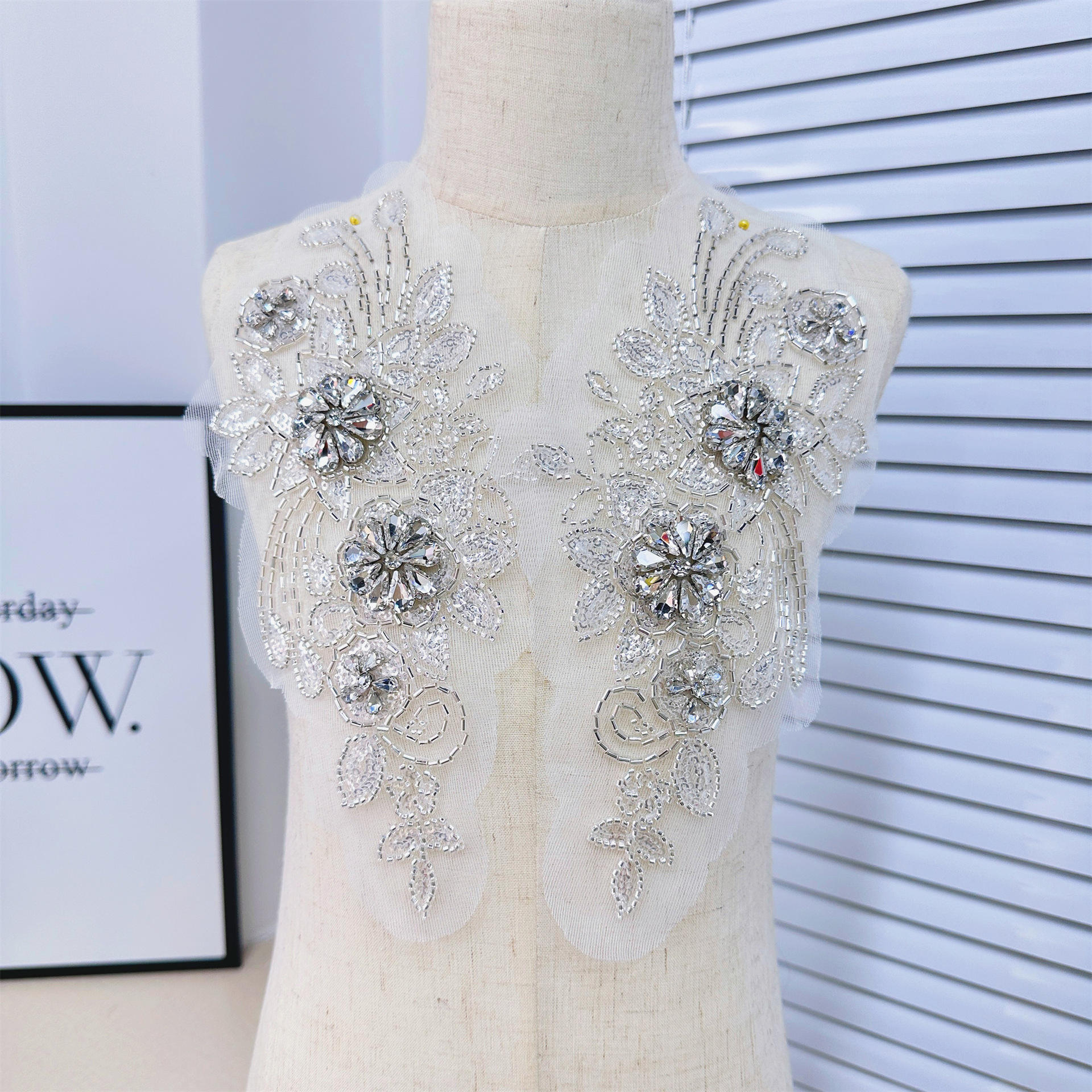 Nuevo encaje bordado flor tela pegatinas vestido de novia Decoración Accesorios perforación en caliente tridimensional bordado con cuentas al por mayor en stock