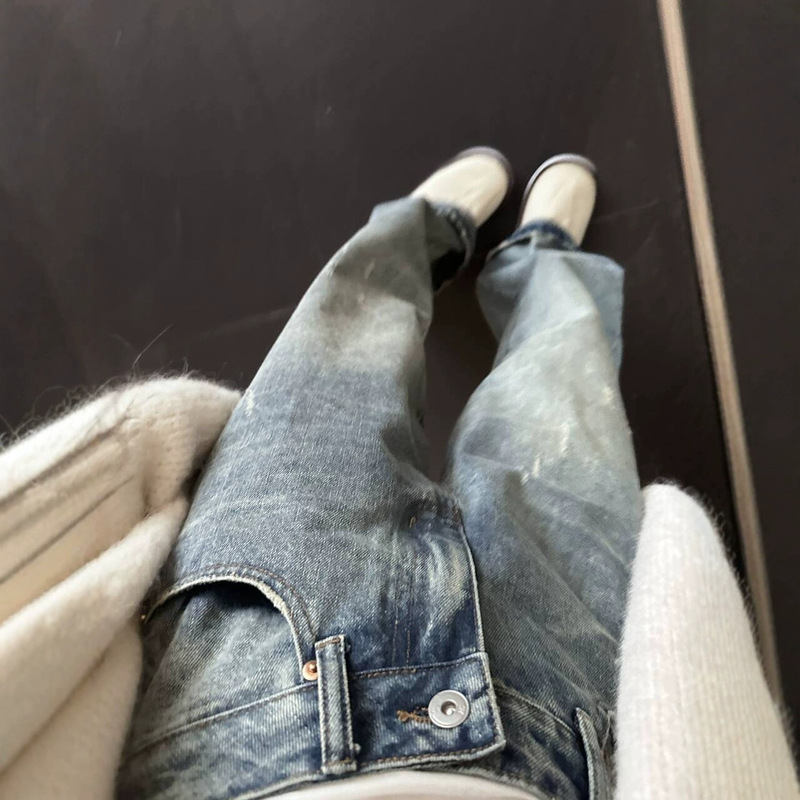 Water-washed blue straight jeans with high waist and pear-shaped thieves are suitable for mopping and curling