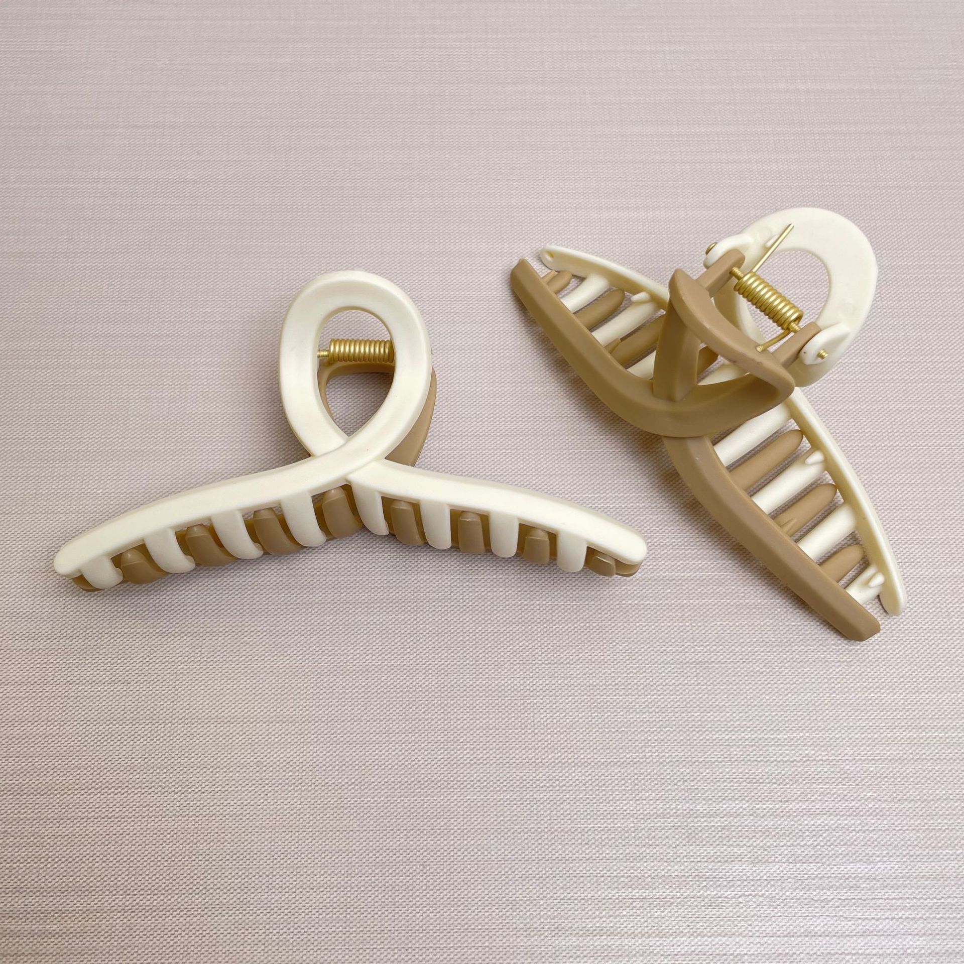 Oufeile superficie de dos colores AB textura esmerilada agarre cuchara trasera femenina alta Cola de Caballo tiburón clip accesorios para el cabello horquilla al por mayor