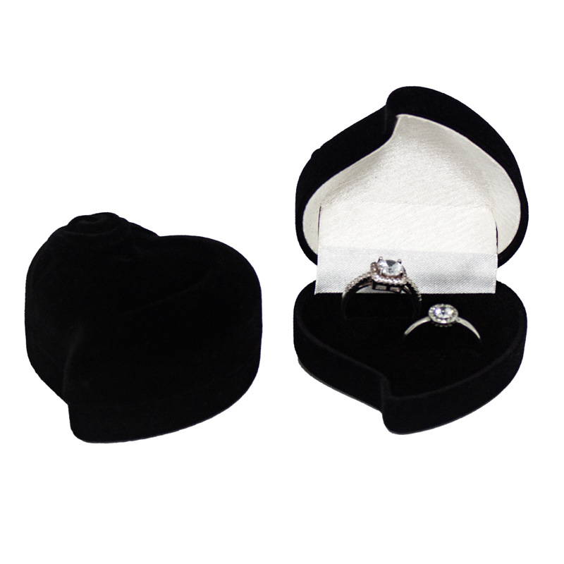 Caja para anillos en forma de corazón "Melocotón Torcido", exterior negro con tapa interior blanca y base negra, doble compartimento para anillos; 60*60*40mm