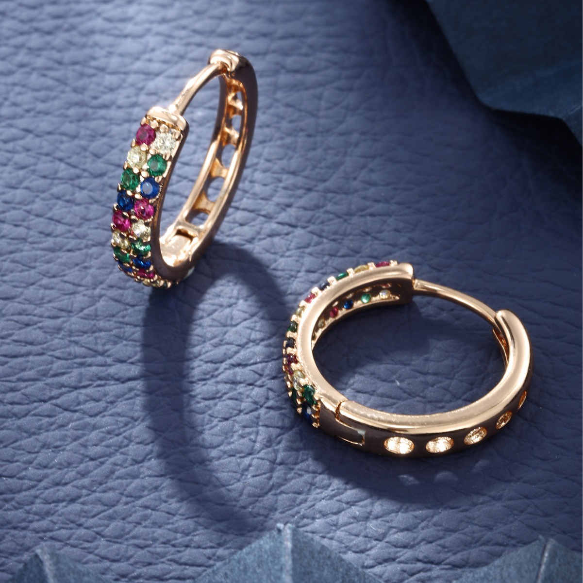 Pendientes de Aro Xuping Jewelry de Aleación de Cobre con Incrustaciones de Gemas Artificiales Coloridas, Pendientes de Diamantes Completos a la Moda Europea y Americana