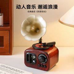 レトロな蓄音機のデスクトップの置物の高級感があります。